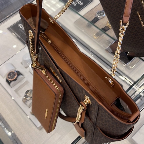 MICHAEL KORS LG X CHAIN SHOULDER TOTE BAG
& JST Lg Travel CONTINENTAL Wallet - Picture 4 of 15